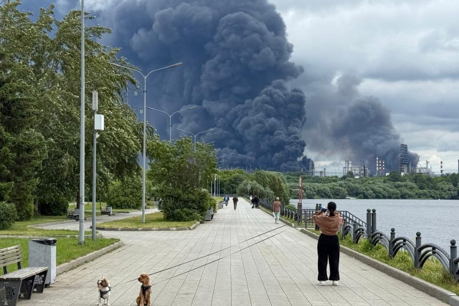 Moscú estaba repeliendo un ataque con drones a gran escala procedente de Ucrania, y varios drones lograron alcanzar una refinería de petróleo. (Foto: AFP)