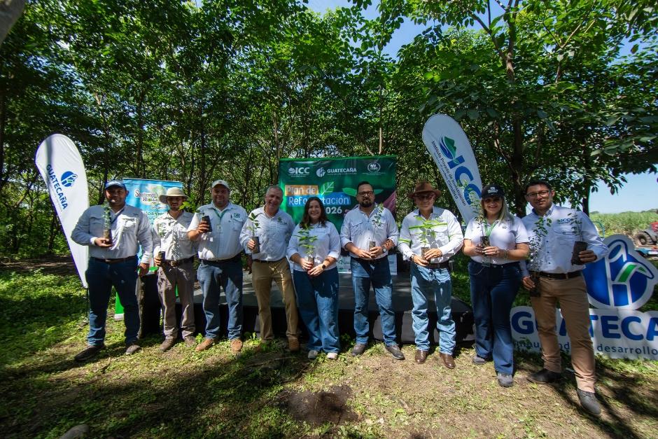 El programa inició en Escuintla con una siembra simbólica de 500 árboles. (Foto: Guatecaña)