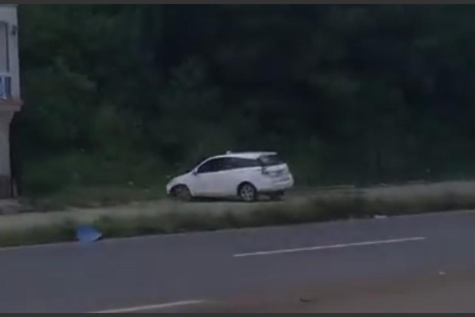 El auto terminó en contra de la vía. (Foto: captura de video)
