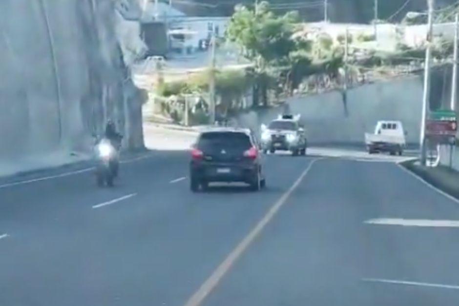 El automóvil circulaba en uno de los carriles contrarios. (Foto: Captura de video)