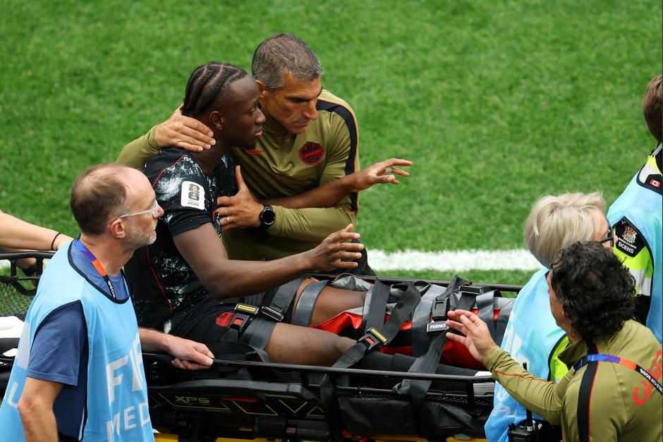 Ismael Koné no pudo terminar el partido contra Catar tras una desafortunada jugada. (Foto: AFP)