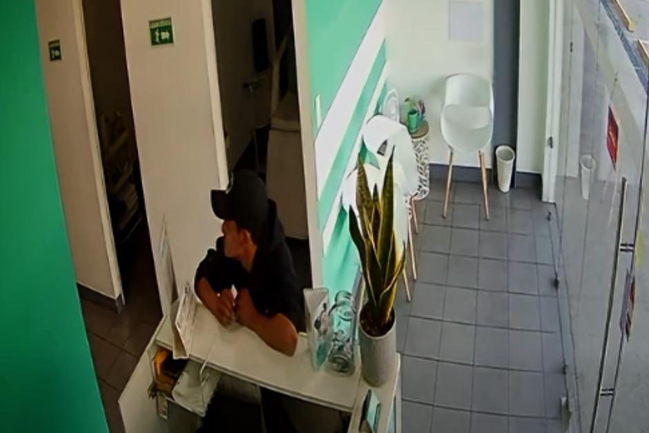 El hombre entró al local y en cuestión de segundos realiza el robo y huye del lugar. (Foto: Captura de video)