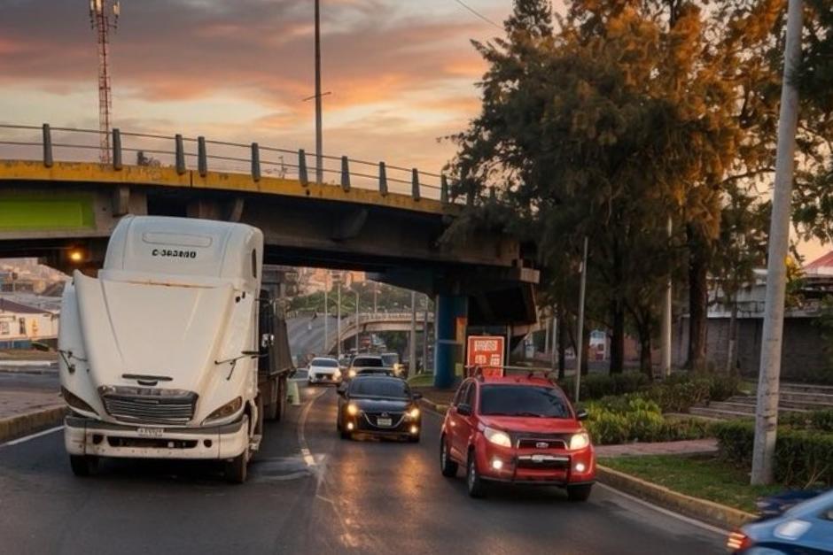 Autoridades de tránsito coordinan para el retiro del vehículo. (Foto: Amilcar Montejo)