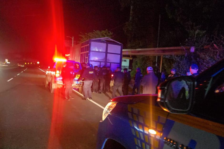 El camión reportado como robado fue localizado en el kilómetro 41 de la ruta al Pacífico. (Foto: PNC)