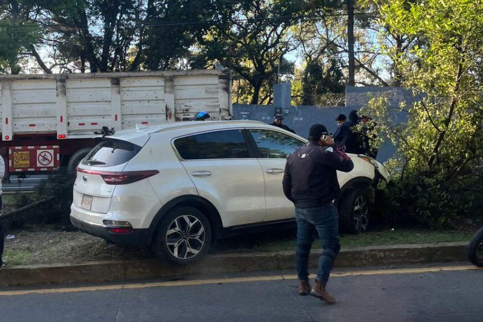 El vehículo quedó empotrado en el arriate vial de la ruta. (Foto: cortesía/Soy502)