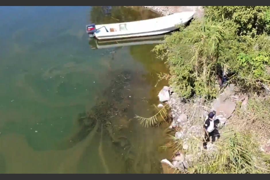 El conductor sigue desaparecido tras caer a las profundidades de la laguna. (Foto: redes sociales)