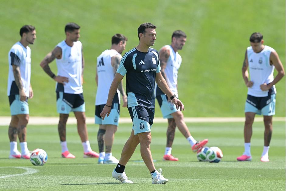 Lionel Scaloni afina detalles en su pizarra para el partido ante Austria. (Foto: AFP)