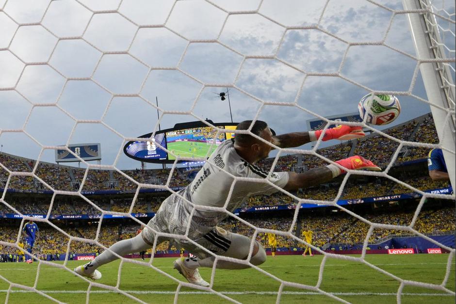 Eloy Room fue la gran figura del partido al evitar encajar gol de Ecuador. (Foto: AFP)