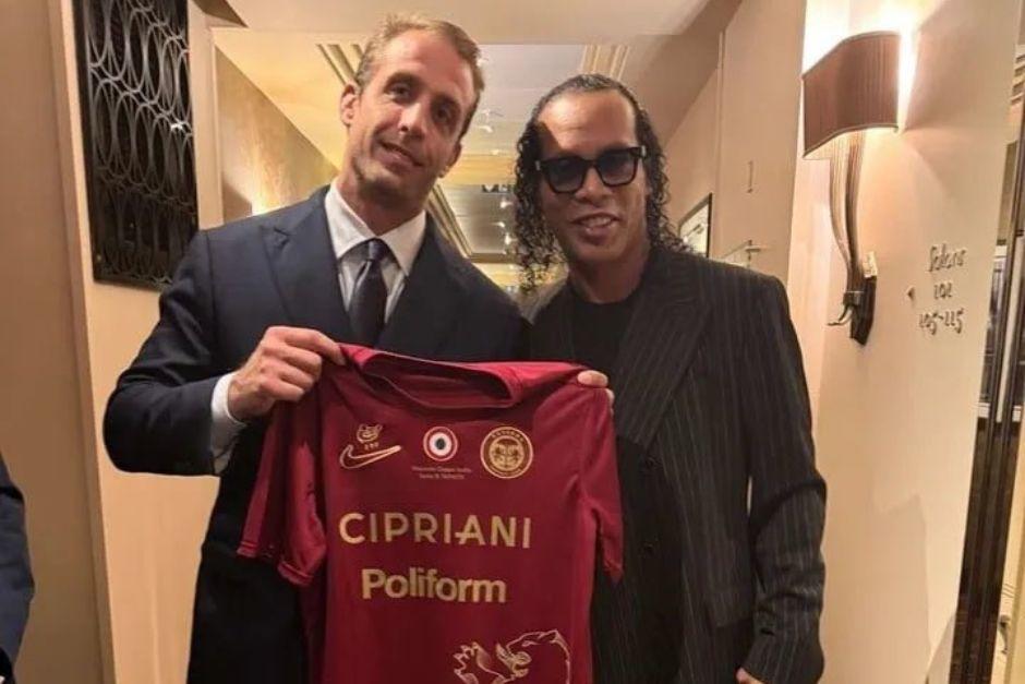 Ronaldinho posó con la camiseta del que sería su nuevo equipo en Italia. (Foto: Redes)