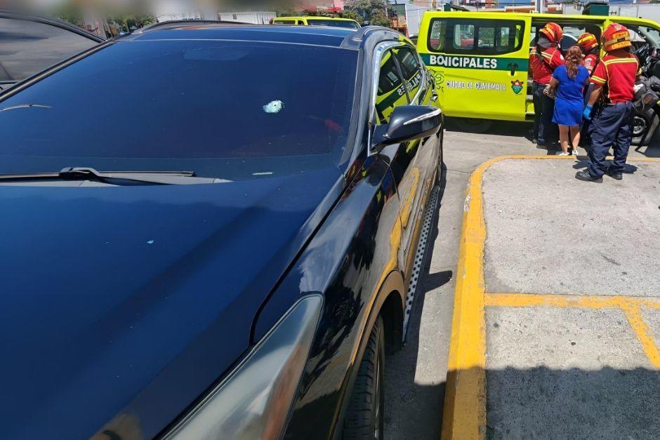 La bala perdida perforó el vidrio frontal del vehículo. (Foto: CBM)