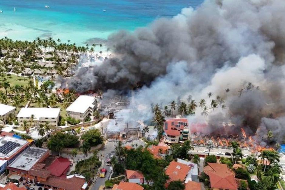 El fuego se prolongó por todas las instalaciones. (Foto: redes sociales)