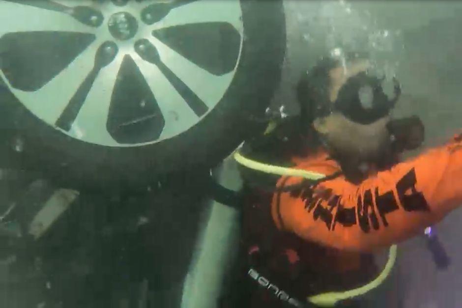 El vehículo fue hallado en las profundidades de la laguna. (Foto: Captura de video de CVB)