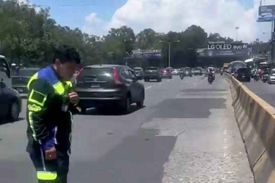 Agentes de tránsito le ofrecieron apoyo al hombre, pero este se negaba. (Foto: Captura de video)