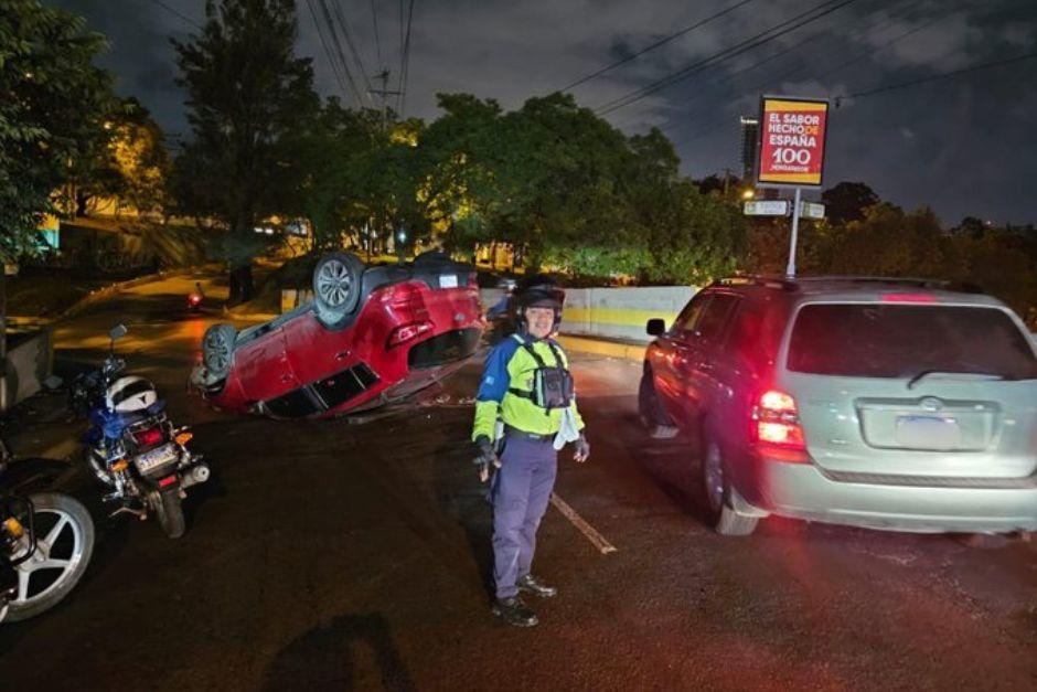 Una camioneta terminó volcada en el Anillo Periférico esta noche. (Foto: PMT)