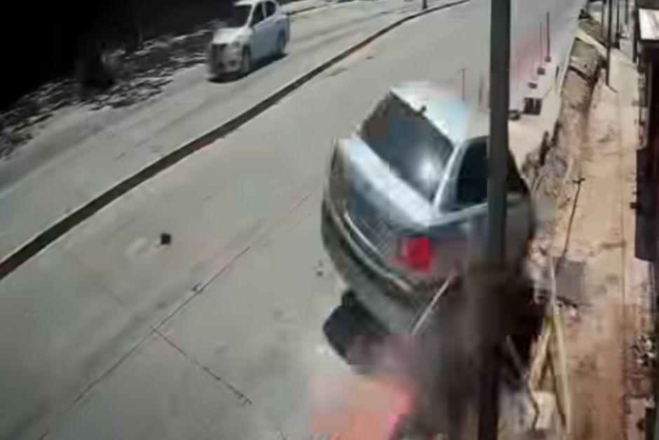 La conductora perdió el control y su automóvil terminó empotrado. (Foto: Captura de video)