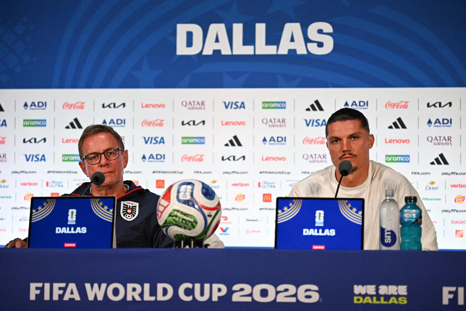 Rangnick y Sabitzer en la previa del choque decisivo ante Argentina. (Foto: AFP) 