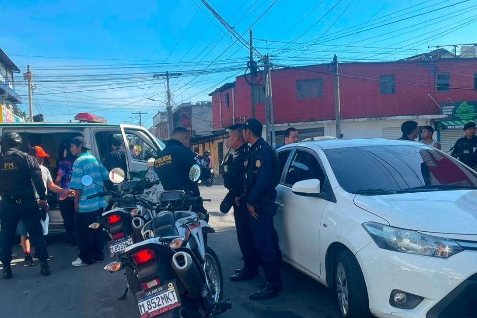 El proyectil de arma de fuego atravesó la estructura del vehículo. (Foto: Bomberos Municipales Departamentales)