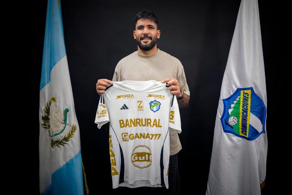 Tras firmar su contrato, el defensor uruguayo posó con la camiseta de los albos. (Foto: CFC)