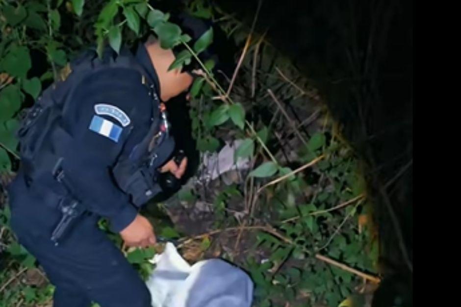 Dentro de un costal habría sido abandonado este descubrimiento de las autoridades. (Foto: captura de video)