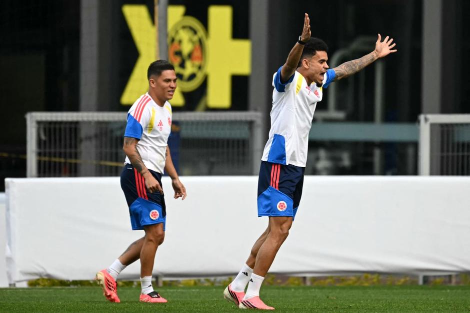 Luis Díaz registró 19 recepciones de pases entre la línea de medios y defensiva durante el partido contra Uzbekistán. (Foto: AFP)