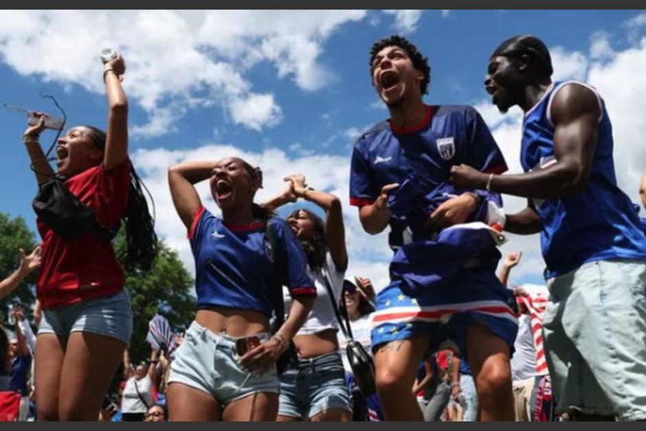Los fanáticos de Cabo Verde celebran a su selección. (Foto: Yahoo Noticias)