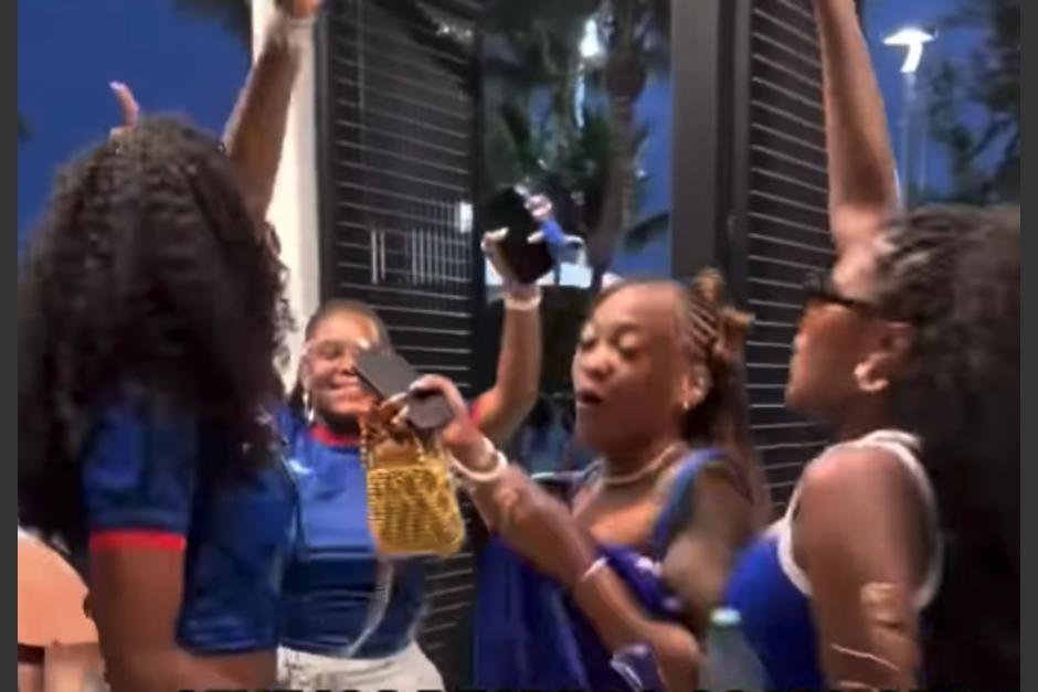Los aficionados se mostraron orgullosos de su selección, la cual ha hecho historia. (Foto: captura de video)
