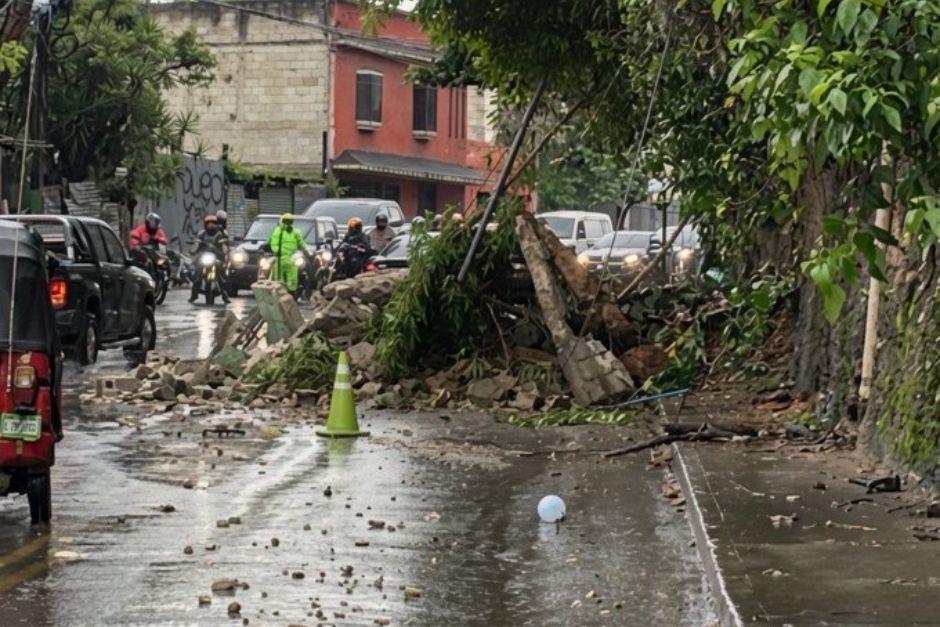 El paso vehicular ha quedado bloqueado parcialmente. (Foto: Amílcar Montejo)
