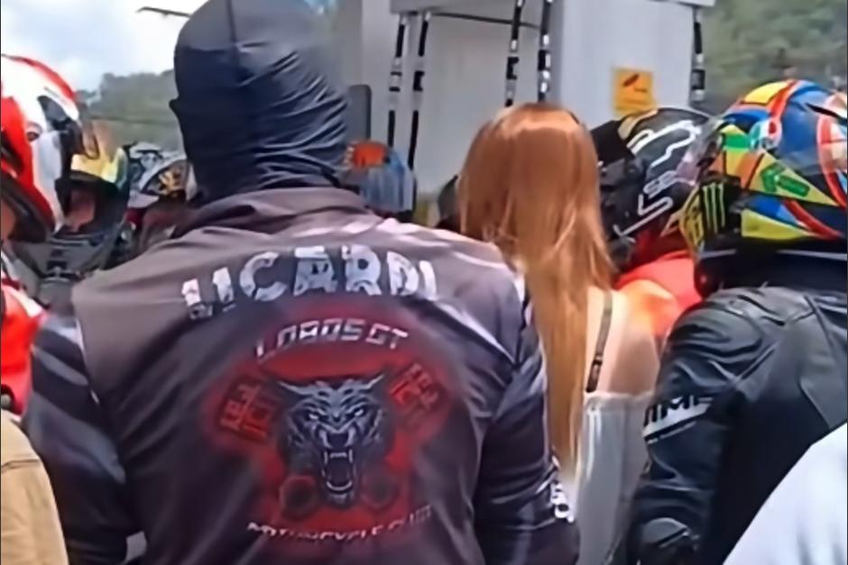 La mujer le pedía al motorista que se bajara. (Foto: captura de video)