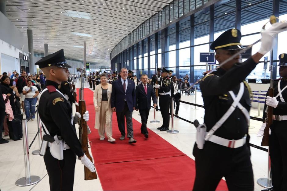 El gobernante arribó a Panamá junto a la primera dama la tarde del domingo. (Foto: SCSP / Soy502)