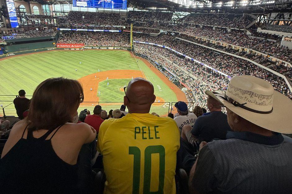 De las pocas camisolas de futbol que vimos, llamó la atención la amarilla de Brasil con el 10 de Pelé. (Foto: Pedro Mijangos)