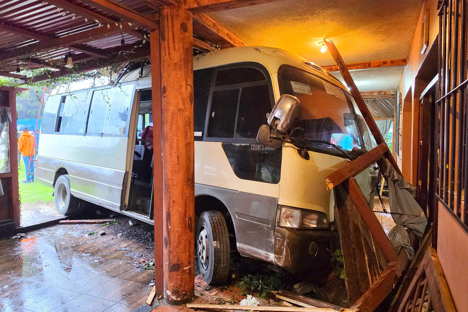El microbús terminó en el interior del restaurante. (Foto: Julio Bala/colaborador)