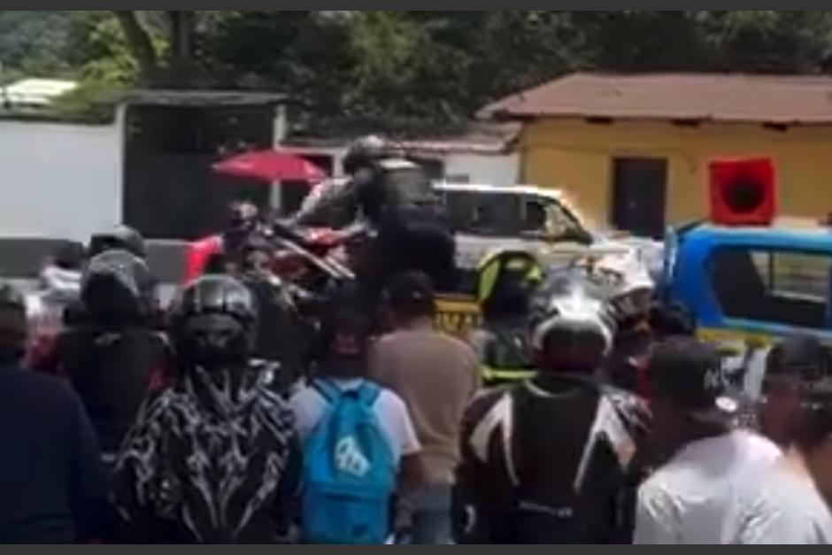 Autoridades se llevaron la motocicleta mientas continúan con la investigación. (Foto captura de video)