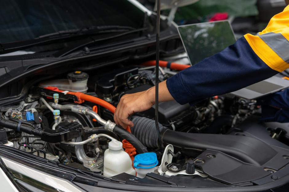 El etanol actúa como un oxigenante natural dentro del combustible, lo que se traduce en beneficios por el uso de la gasolina E10. (Foto: Shutterstock/Soy502)