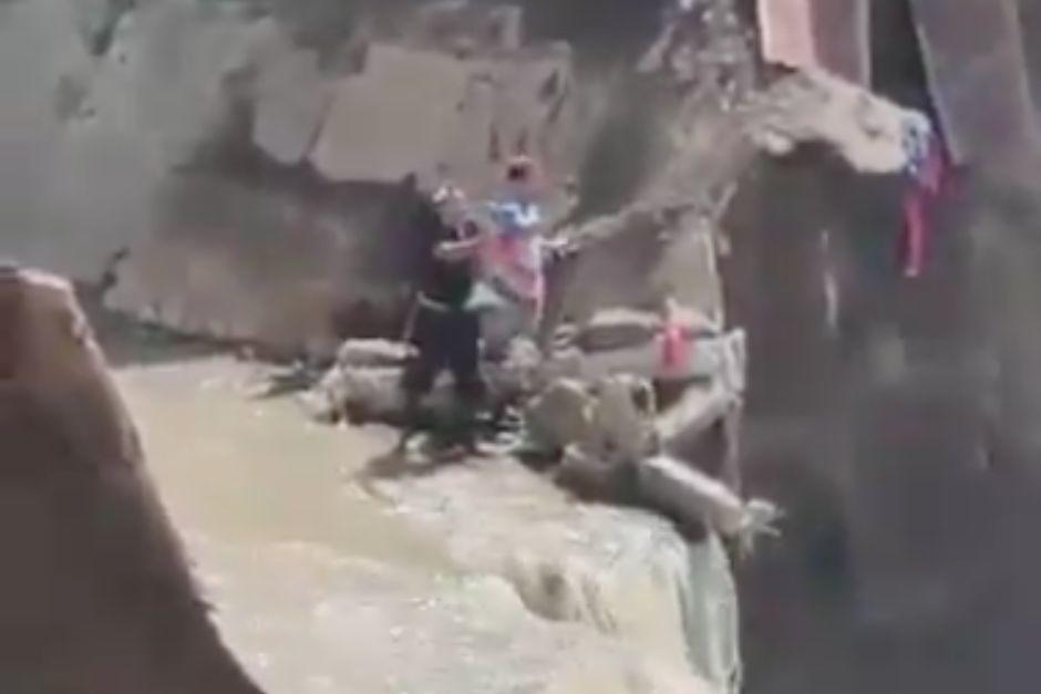 Dos hombres se arriesgaban por tomar fotografías y videos. (Foto: Captura de video)