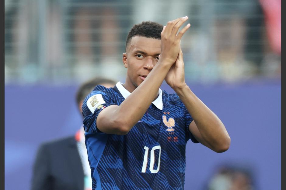 Mbappé salió de cambio sobre el final del partido para recibir el aplauso del público, el cual retribuyó a la afición al terminar el encuentro. (Foto: AFP)