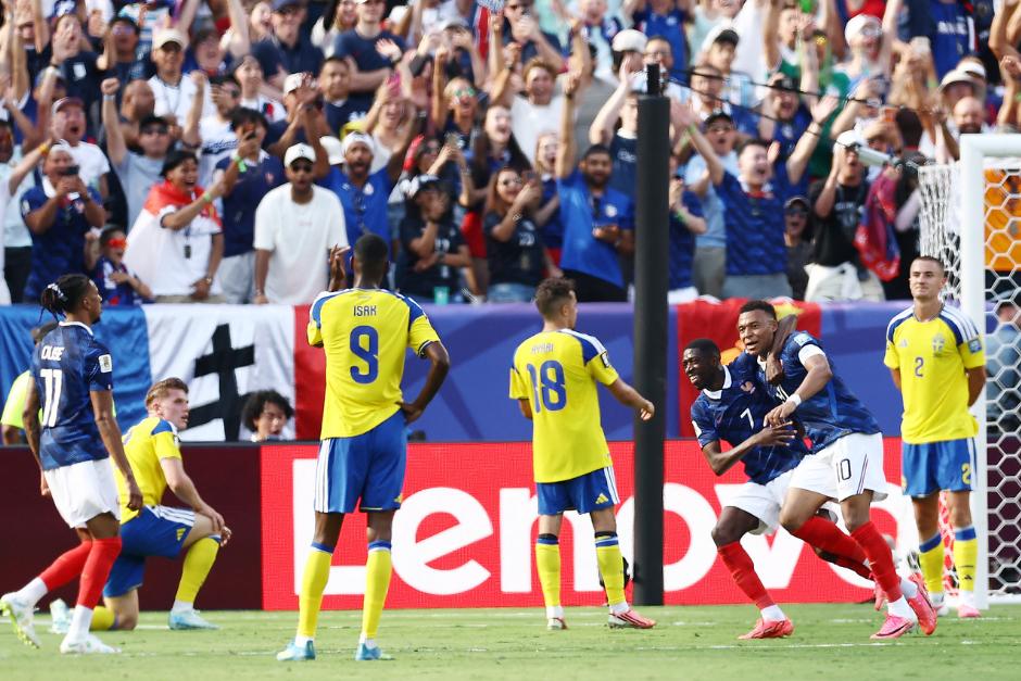 Mbappé colaboró con un doblete, con lo que llegó a seis anotaciones en lo que va de la Copa del Mundo. (Foto: AFP)