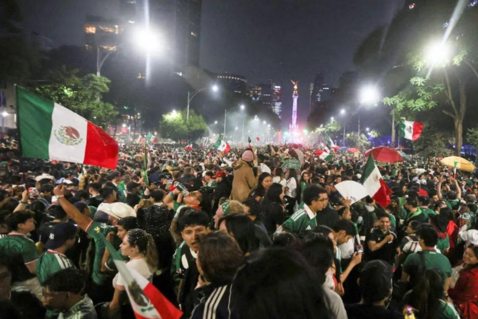 La afición mexicana estuvo hasta la madrugada frente al hotel donde la selección de Ecuador se hospedaba par ano dejarlos dormir. (Foto: Redes Sociales)
