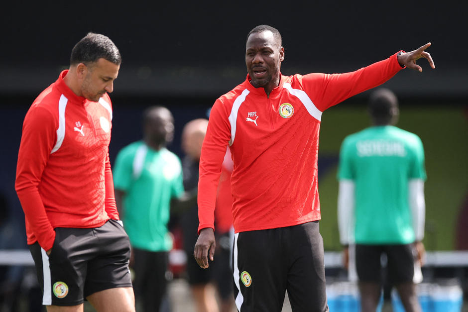 El estratega de Senegal durante el más reciente entreno de sus pupilos en Seattle. (Foto: AFP) 