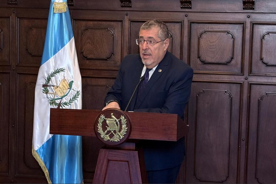El presidente Bernardo Arévalo asegura que por el momento no hay escasez de combustibles. (Foto: DCA / Soy502)