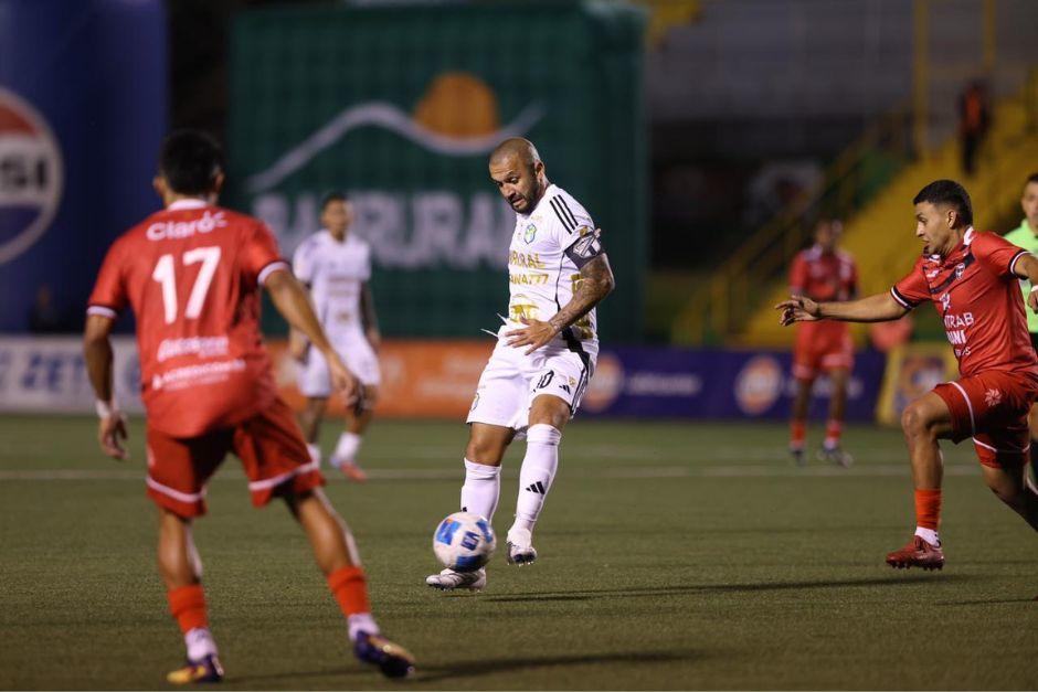 José Manuel Contreras volvió a jugar con la camisola de Comunicaciones, al ingresar desde el banquillo de suplentes sobre el minuto 82. (Foto: Juan Mijangos)
