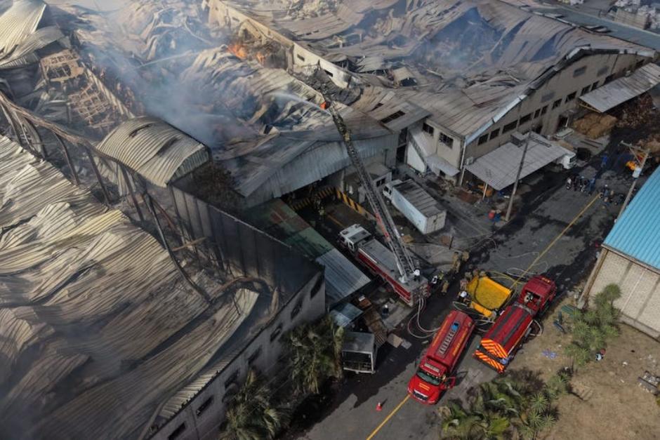 Tras extensas horas de trabajo, los Bomberos Voluntarios continúan en la extinción del incendio. (Foto: CBV)