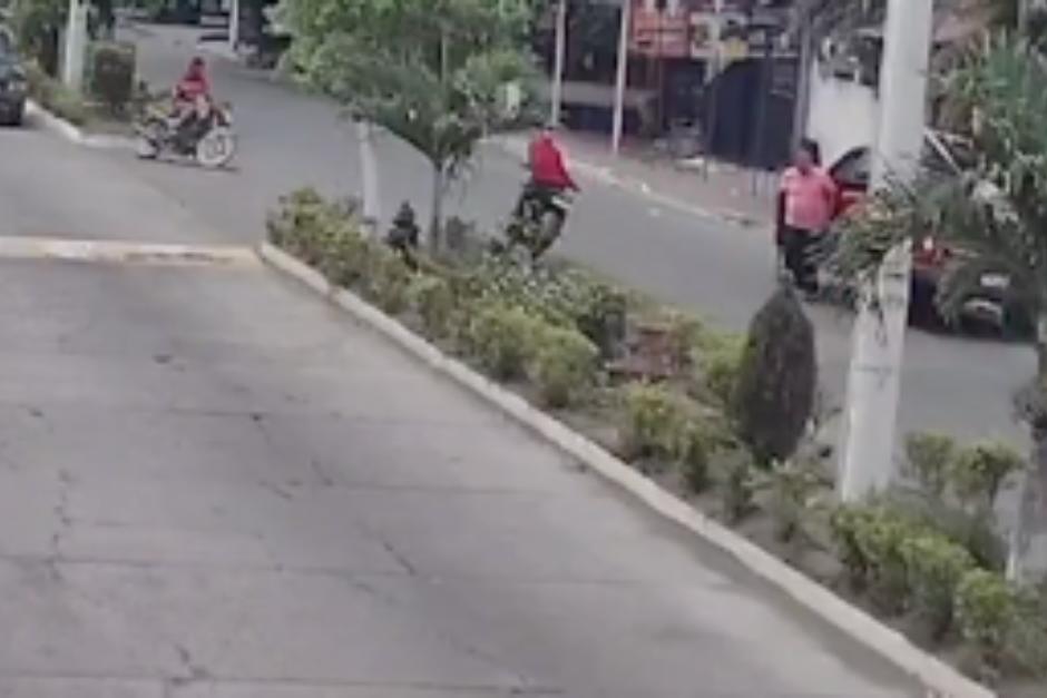 El accidente dejó a dos motociclistas en la cinta asfáltica. (Foto: Captura de video)