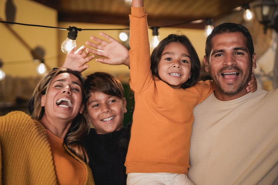 Un ambiente familiar basado en el respeto y el diálogo será el mejor modelo para una buena relación entre hermanos. (foto: shutterstock)