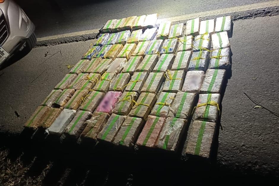 Además de la droga, localizaron armas de fuego y 11 teléfonos celulares. (Foto: PNC)