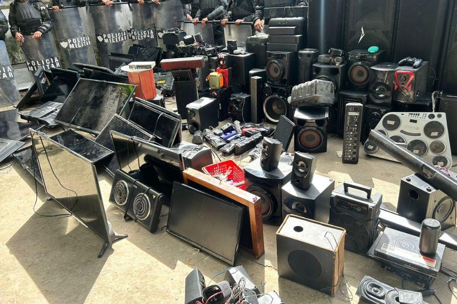 Entre lo incautado dentro de la cárcel, se encuentran varios electrodomésticos. (Foto: SP)