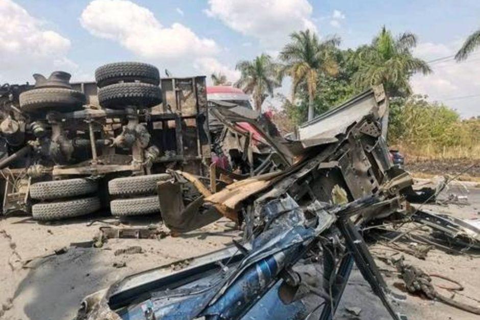 Cuatro fallecidos y tres heridos es el saldo del accidente en la autopista Palín-Escuintla. (Foto: Redes sociales)