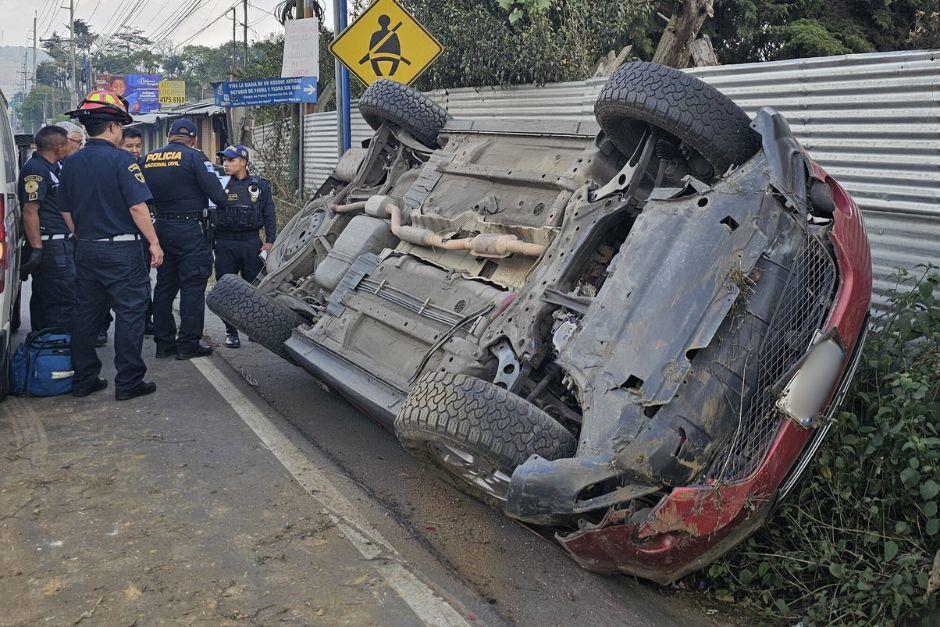 La camioneta quedó volcada a un costado de la carretera. (Foto: Asonbomd)