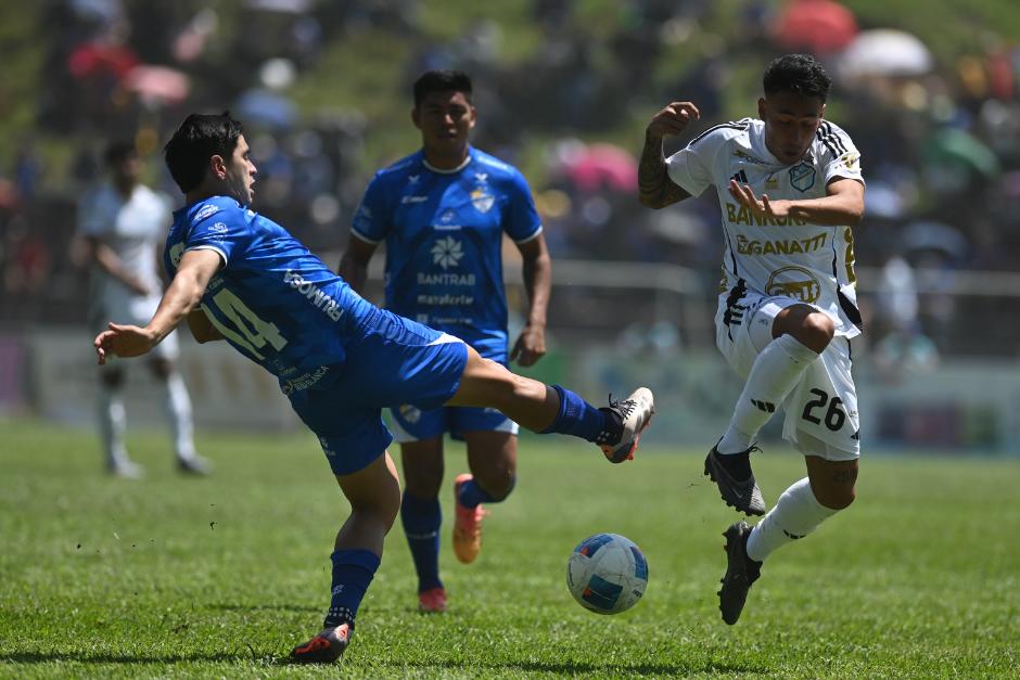 Comunicaciones no pudo en el estadio Verapaz y entregó el liderato por diferencia de goles. (Foto: Pedro Pablo Mijangos / Nuestro Diario)