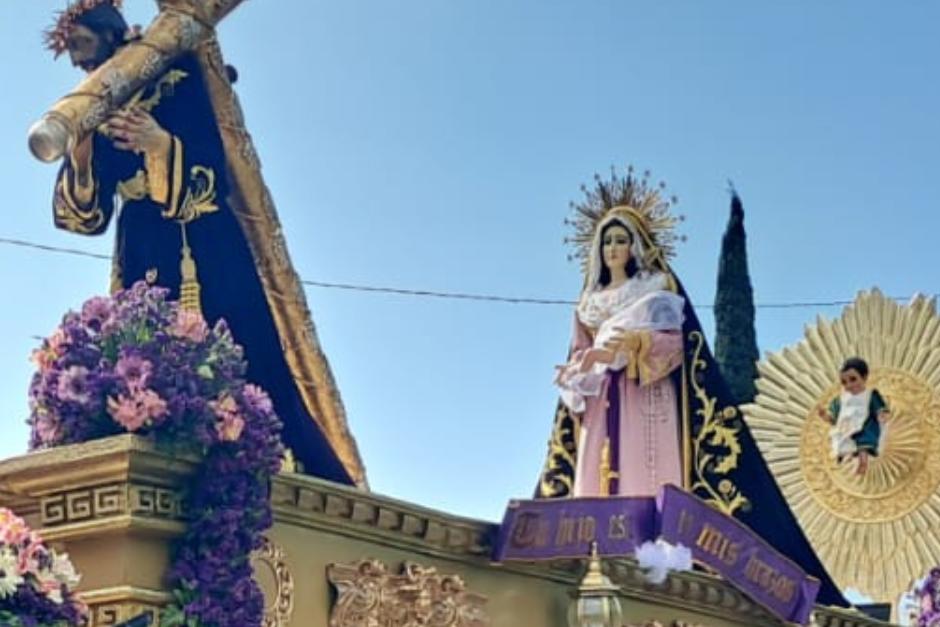 La imagen de la Virgen sostiene en sus brazos a un bebé, envuelto en un manto blanco(Foto: José Luis Pos/SOY502)