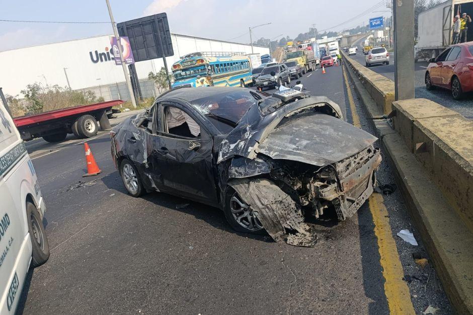 Un automóvil obstruye un carril tras sufrir serios daños materiales. (Foto: PMT de Villa Nueva)